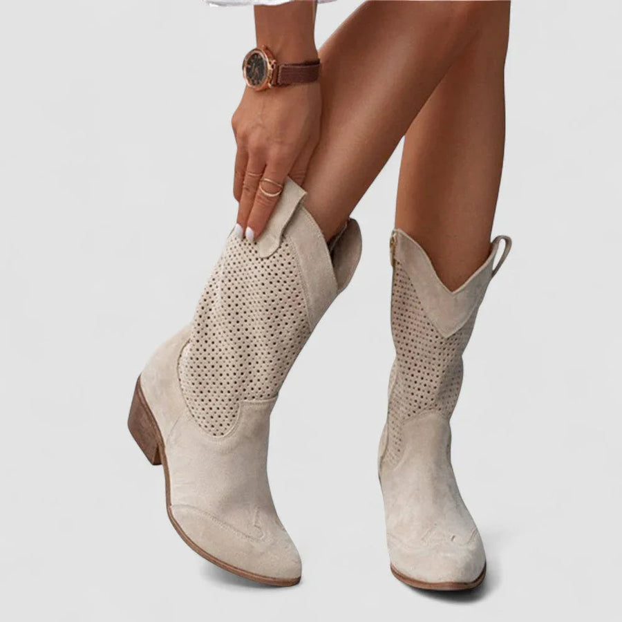 Gaia | Botas Camperas Ortopédicas de Ante Crema con Perforaciones
